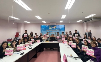 ปฐมคณบดีคณะอุตสาหกรรมบริการ มก. กพส. มอบปฏิทินธนาคารออมสินแก่บุคลากรสำนักงานเลขานุการ