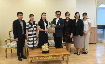 หลักสูตรบริหารธุรกิจบัณฑิต สาขาวิชาการจัดการธุรกิจการบิน มอบกระเช้าสวัสดีปีใหม่ แด่ปฐมคณบดีและผู้ก่อตั้งคณะอุตสาหกรรมบริการ