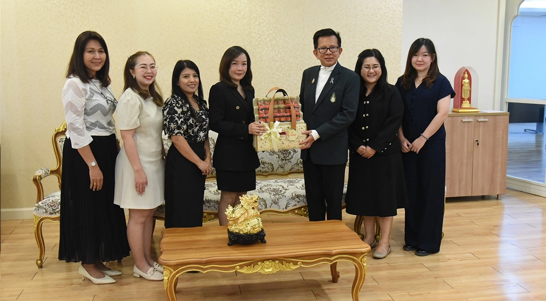 หลักสูตรศิลปศาสตรบัณฑิต สาขาวิชาการท่องเที่ยวและนันทนาการ ร่วมอวยพรปีใหม่ แด่ปฐมคณบดีและผู้ก่อตั้งคณะอุตสาหกรรมบริการ 