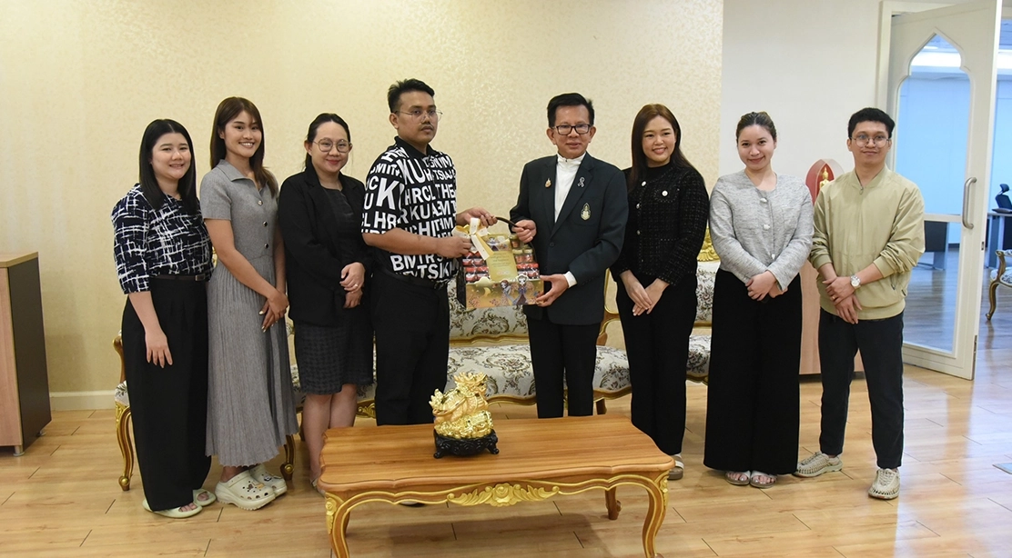 หลักสูตรศิลปศาสตรบัณฑิต ภาษาอังกฤษเพื่อการสื่อสารระหว่างวัฒนธรรมและผู้ประกอบการ มอบกระเช้าสวัสดีปีใหม่ แด่ปฐมคณบดีและผู้ก่อตั้งคณะอุตสาหกรรมบริการ