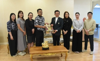 หลักสูตรศิลปศาสตรบัณฑิต ภาษาอังกฤษเพื่อการสื่อสารระหว่างวัฒนธรรมและผู้ประกอบการ มอบกระเช้าสวัสดีปีใหม่ แด่ปฐมคณบดีและผู้ก่อตั้งคณะอุตสาหกรรมบริการ