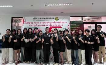 คณบดีคณะอุตสาหกรรมบริการ ให้โอวาทและมอบเสื้อแก่กลุ่มนิสิตทุนช่วยงาน (Influencer) เพื่อเตรียมพร้อมประชาสัมพันธ์งาน Job Fair 2026 ครั้งที่ 6