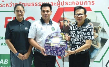 อาจารย์มหาวิทยาลัยราชภัฏนครปฐม และตัวแทนจากชมรมวอลเลย์บอลมหาวิทยาลัยเกษตรศาสตร์ เข้าขอพรปีใหม่ คณบดีคณะอุตสาหกรรมบริการ