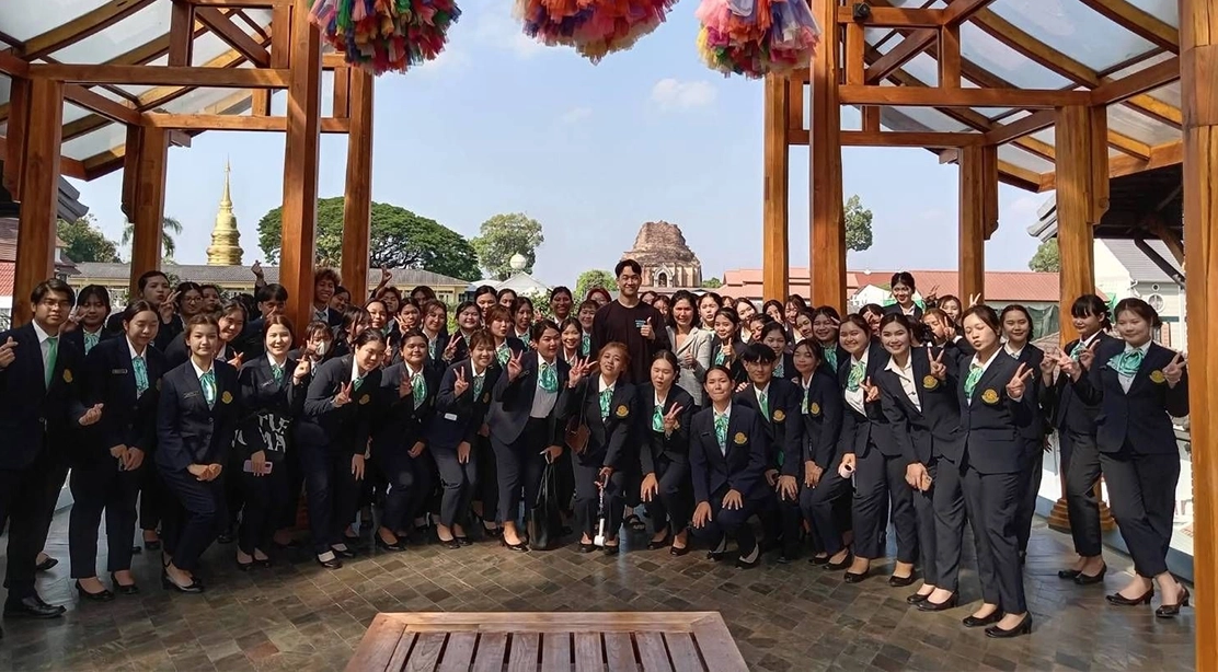 นิสิตชั้นปีที่ 2 หลักสูตรศิลปศาสตรบัณฑิต สาขาวิชาอุตสาหกรรมการท่องเที่ยวและบริการ เข้าร่วมกิจกรรมการเรียนรู้จากห้องเรียนสู่สถานที่จริงอย่างมืออาชีพ ณ Kalm Village Chiangmai