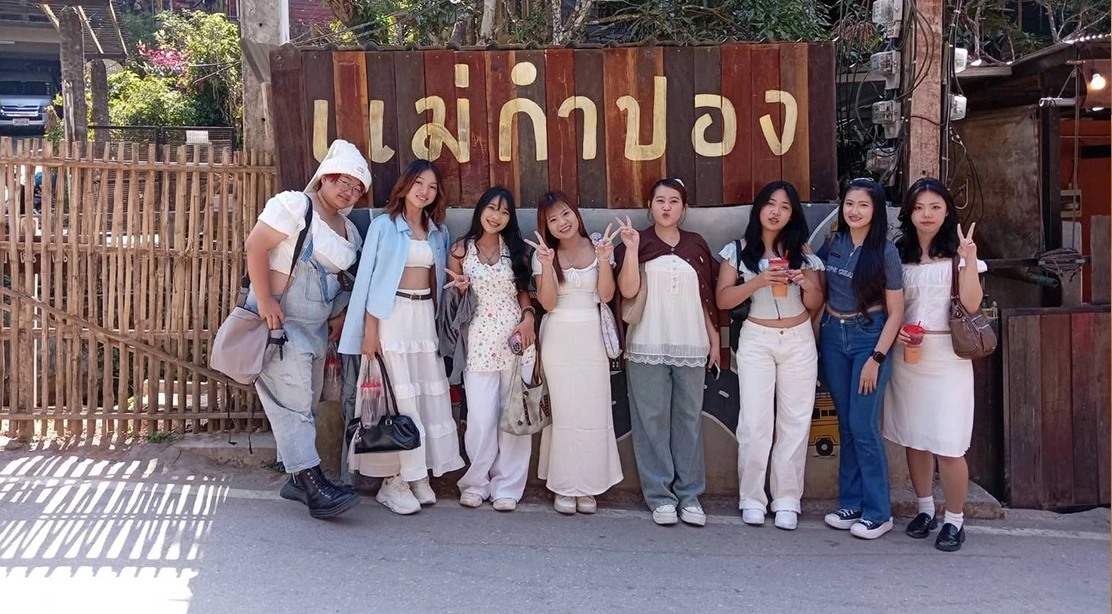 นิสิตชั้นปีที่ 2 หลักสูตรศิลปศาสตรบัณฑิต สาขาวิชาอุตสาหกรรมการท่องเที่ยวและบริการ เข้าร่วมกิจกรรมการเรียนรู้จากห้องเรียนสู่สถานที่จริงอย่างมืออาชีพ ณ จังหวัดเชียงใหม่