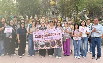 นิสิตหลักสูตรศิลปศาสตรบัณฑิต สาขาวิชาการท่องเที่ยวและนันทนาการ ยกทัพจัดทัวร์จำลอง ‘มารักกาญจน์ทัวร์’ บุกกาญจนบุรี เสริมทักษะการจัดการท่องเที่ยวเชิงสร้างสรรค์