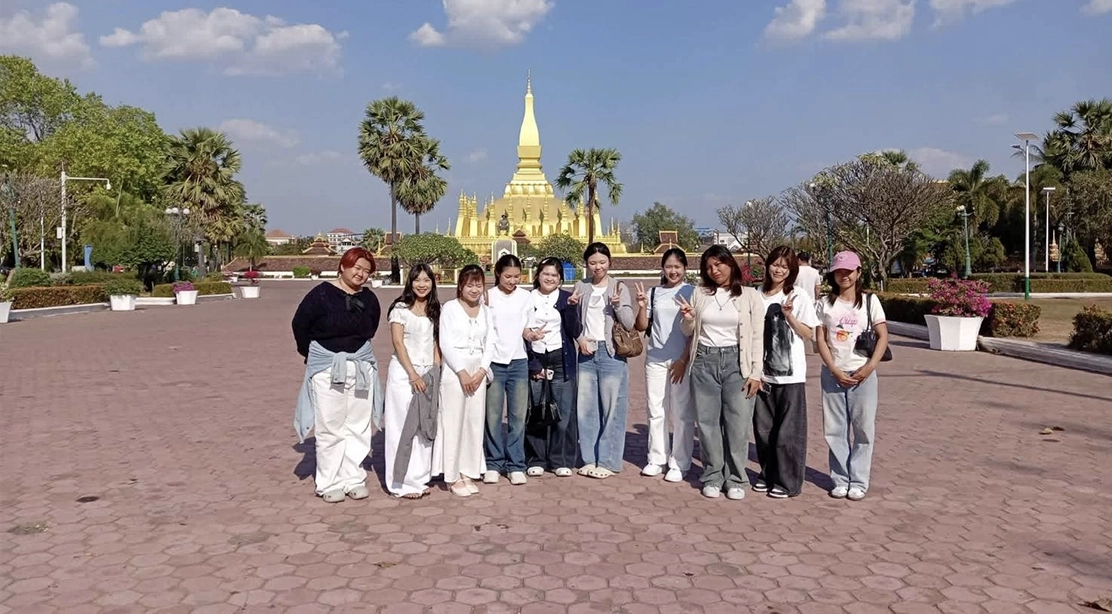 นิสิตสาขาวิชาอุตสาหกรรมการท่องเที่ยวและบริการ คณะอุตสาหกรรมบริการ เปิดประสบการณ์โกอินเตอร์ สู่เวียงจันทน์ ศึกษาโมเดลรถไฟไทย-ลาว และการจัดการแหล่งท่องเที่ยวระดับชาติ