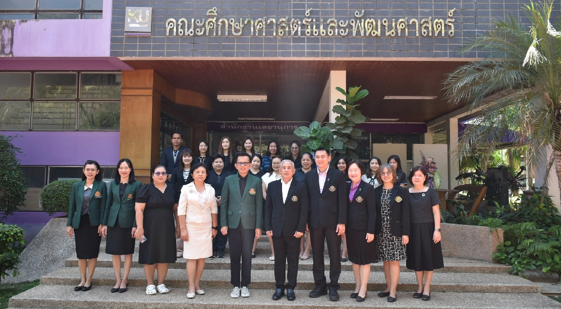 ปฐมคณบดีคณะอุตสาหกรรมบริการ ร่วมแสดงความยินดีกับคณบดีคณะศึกษาศาสตร์และพัฒนศาสตร์ ในโอกาสเข้ารับตำแหน่งใหม่