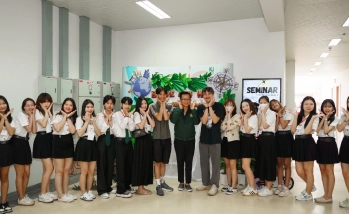 คณบดีคณะอุตสาหกรรมบริการ เปิดงานสัมมนา "ความกล้าในการเปลี่ยนแปลง เส้นทางนอกกรอบ: Brave New Way" ปลุกพลังความกล้าให้นิสิตและบุคคลทั่วไป ก้าวสู่เส้นทางใหม่ในอุตสาหกรรมบริการ