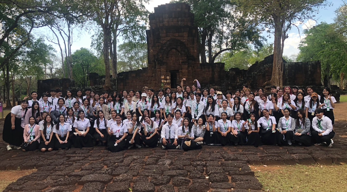 นิสิตหลักสูตรศิลปศาสตรบัณฑิต สาขาการสร้างสรรค์การบริการเพื่อธุรกิจการท่องเที่ยว ลงพื้นที่ภาคตะวันตก ฝึกทักษะการจัดการท่องเที่ยวเชิงสร้างสรรค์ สัมผัสประสบการณ์จริงจากมัคคุเทศก์มืออาชีพ