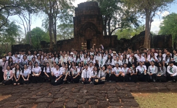 นิสิตหลักสูตรศิลปศาสตรบัณฑิต สาขาการสร้างสรรค์การบริการเพื่อธุรกิจการท่องเที่ยว ลงพื้นที่ภาคตะวันตก ฝึกทักษะการจัดการท่องเที่ยวเชิงสร้างสรรค์ สัมผัสประสบการณ์จริงจากมัคคุเทศก์มืออาชีพ