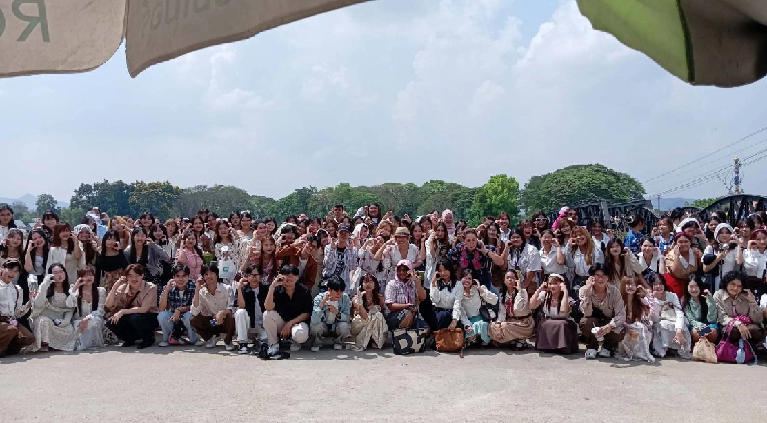 นิสิตสาขาอุตสาหกรรมการท่องเที่ยวและบริการ ภาคปกติ เรียนรู้เส้นทางประวัติศาสตร์ “รถไฟสายมรณะ” ในโครงการรถไฟนำเที่ยว นครปฐม–สะพานแม่น้ำแคว