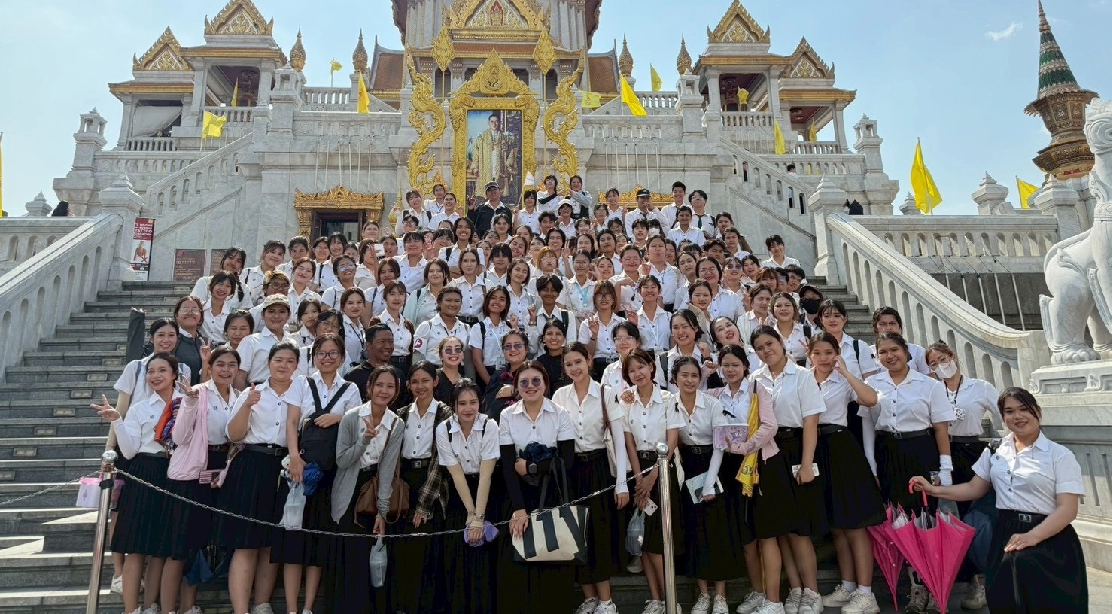 นิสิตคณะอุตสาหกรรมบริการ ลงพื้นที่จริง! เจาะลึกเส้นทางประวัติศาสตร์ "วัด-วัง" ปั้นมัคคุเทศก์มืออาชีพตอบโจทย์อุตสาหกรรมท่องเที่ยว