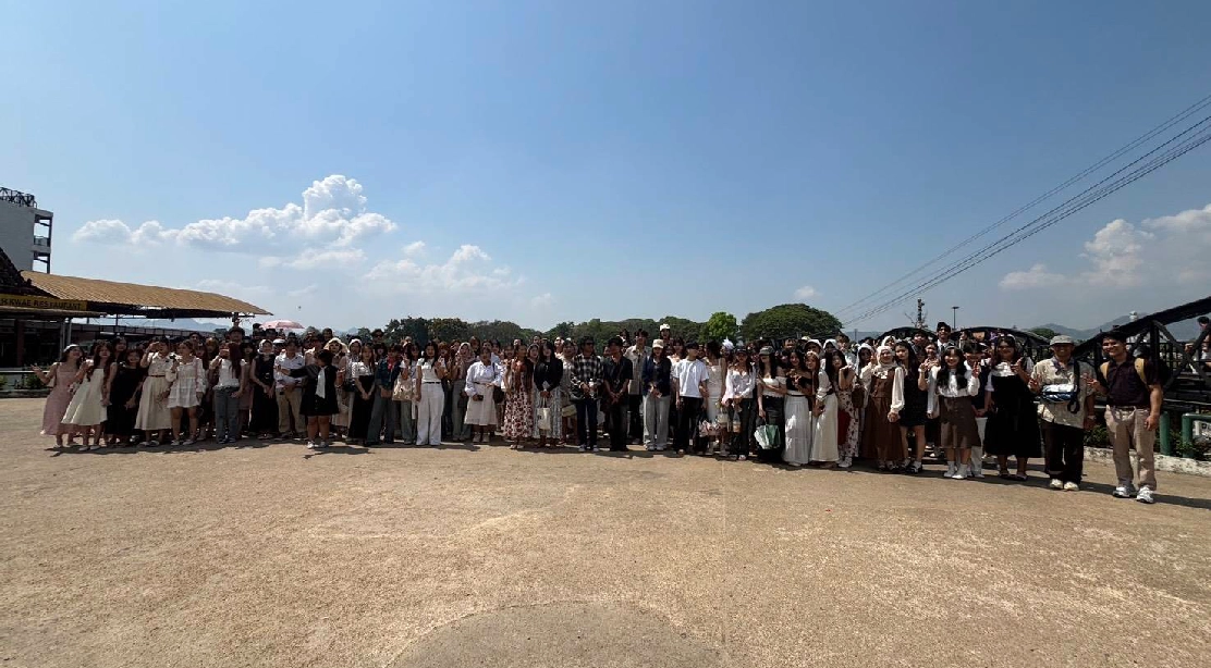 นิสิตสาขาอุตสาหกรรมการท่องเที่ยวและบริการ ภาคพิเศษ เรียนรู้เส้นทางประวัติศาสตร์ “รถไฟสายมรณะ” ในโครงการรถไฟนำเที่ยว นครปฐม–สะพานแม่น้ำแคว