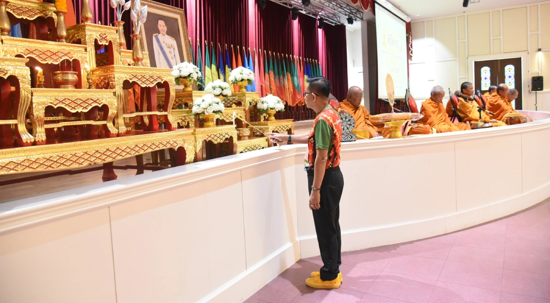 รองศาสตราจารย์ ดร.อนามัย ดำเนตร ปฐมคณบดี และผู้ก่อตั้งคณะอุตสาหกรรมบริการ เป็นประธานในพิธีจุดธูปเทียน และยืนไว้อาลัย แด่ท่าน ดร.จงรัก วัชรินทร์รัตน์ อธิการบดีโปรดเกล้า ลำดับที่ 15 มหาวิทยาลัยเกษตรศาสตร์