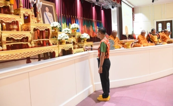 รองศาสตราจารย์ ดร.อนามัย ดำเนตร ปฐมคณบดี และผู้ก่อตั้งคณะอุตสาหกรรมบริการ เป็นประธานในพิธีจุดธูปเทียน และยืนไว้อาลัย แด่ท่าน ดร.จงรัก วัชรินทร์รัตน์ อธิการบดีโปรดเกล้า ลำดับที่ 15 มหาวิทยาลัยเกษตรศาสตร์