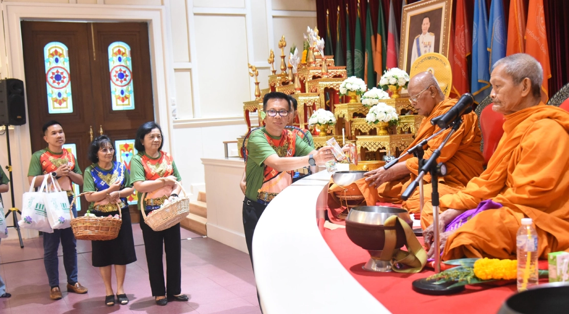 คณะอุตสาหกรรมบริการน้อมจัดพิธีตักบาตรอาหารแห้ง เนื่องในโอกาสครบรอบ 4 ปีแห่งการสถาปนา เสริมสิริมงคลแก่หน่วยงาน