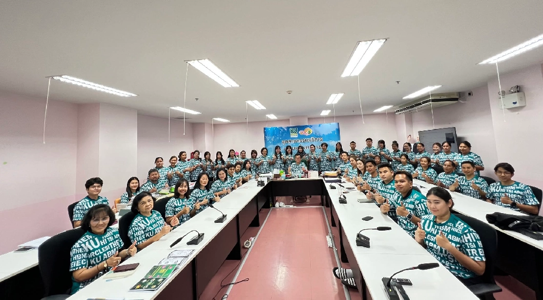 ปฐมคณบดีคณะ HI มอบเสื้อต้อนรับนนทรีช่อใหม่ KU86 ให้แก่บุคลากรของคณะฯ เพื่อเตรียมความพร้อมต้อนรับนิสิตใหม่ ปี 2569 KU 86 HI 5 อบน 15