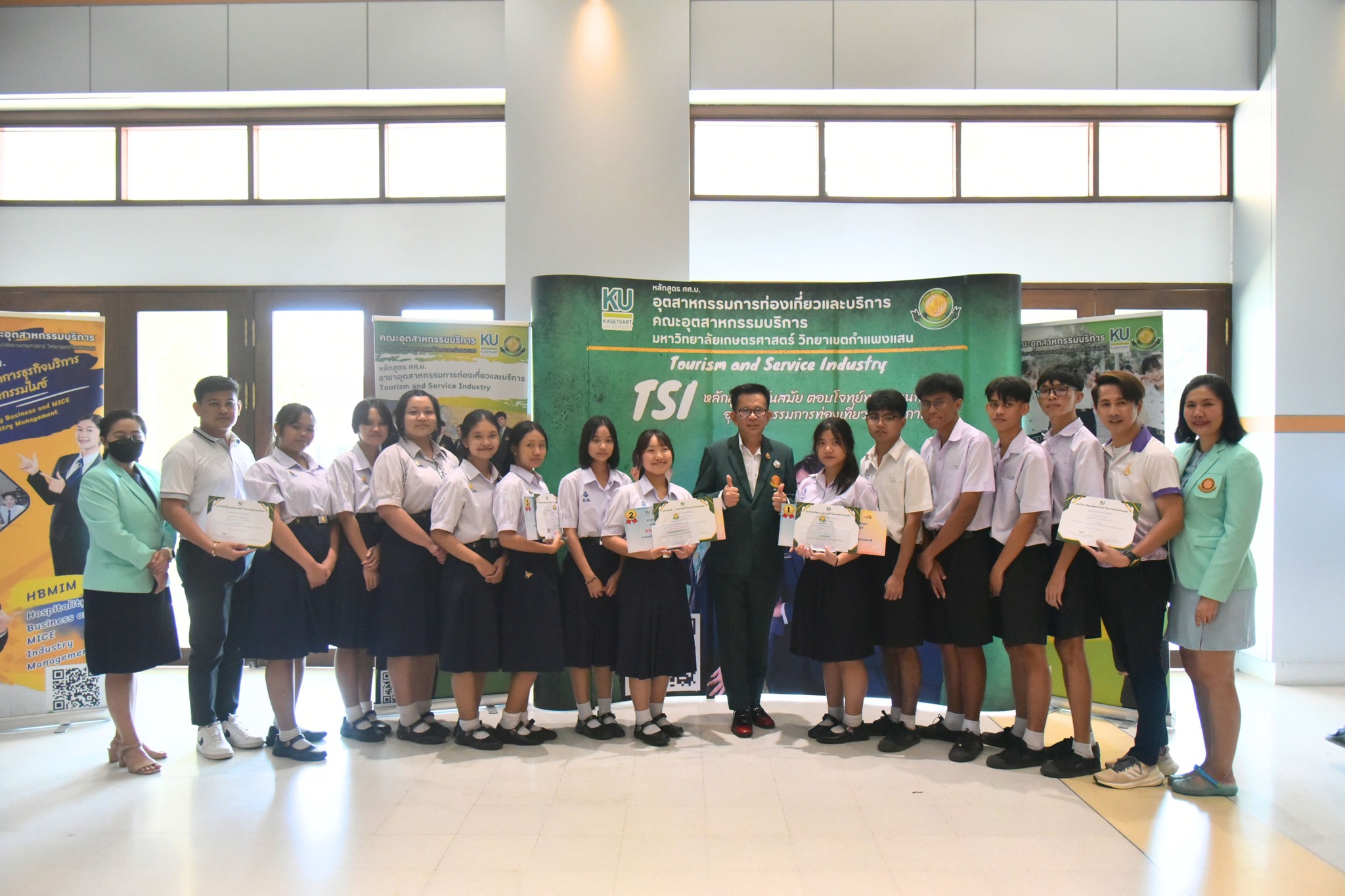 รองศาสตราจารย์ ดร.อนามัย ดำเนตร ปฐมคณบดี และผู้ก่อตั้งคณะอุตสาหกรรมบริการ พร้อมด้วยผู้บริหาร และคณาจารย์คณะอุตสาหกรรมบริการ เป็นประธานมอบรางวัลการแข่งขันvlog นำเที่ยวแหล่งท่องเที่ยวธรรมชาติและท่องเที่ยวเชิงสร้างสรรค์