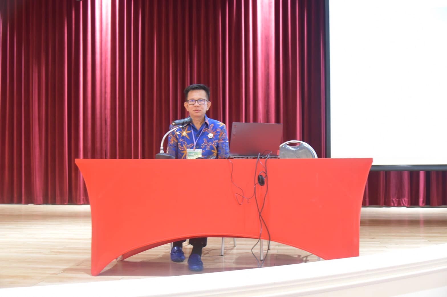 รองศาสตราจารย์ ดร.อนามัย ดำเนตร ปฐมคณบดี และผู้ก่อตั้งคณะอุตสาหกรรมบริการ บรรยายในฐานะ Keynote Speaker ในงานประชุมวิชาการระดับนานาชาติ The 10th International Conference on Language and Education