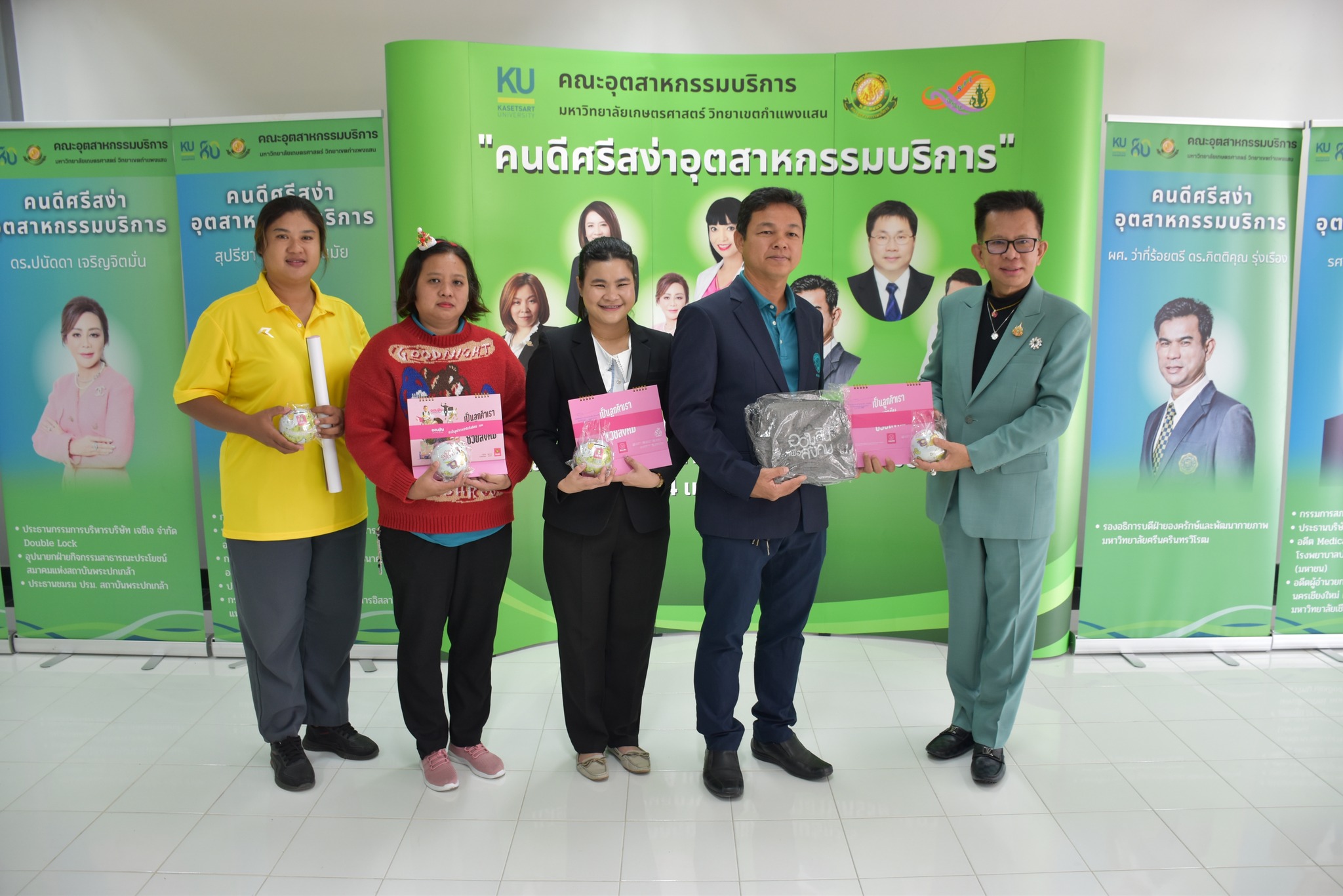 ผู้ช่วยคณบดีประจำวิทยาเขตกำแพงแสน คณะประมง พร้อมด้วยผู้บริหาร และบุคลากร เข้าพบรองศาสตราจารย์ ดร.อนามัย ดำเนตร ปฐมคณบดีและผู้ก่อตั้งคณะอุตสาหกรรมบริการ ในโอกาสส่งท้ายปีเก่า ต้อนรับปีใหม่ 2568