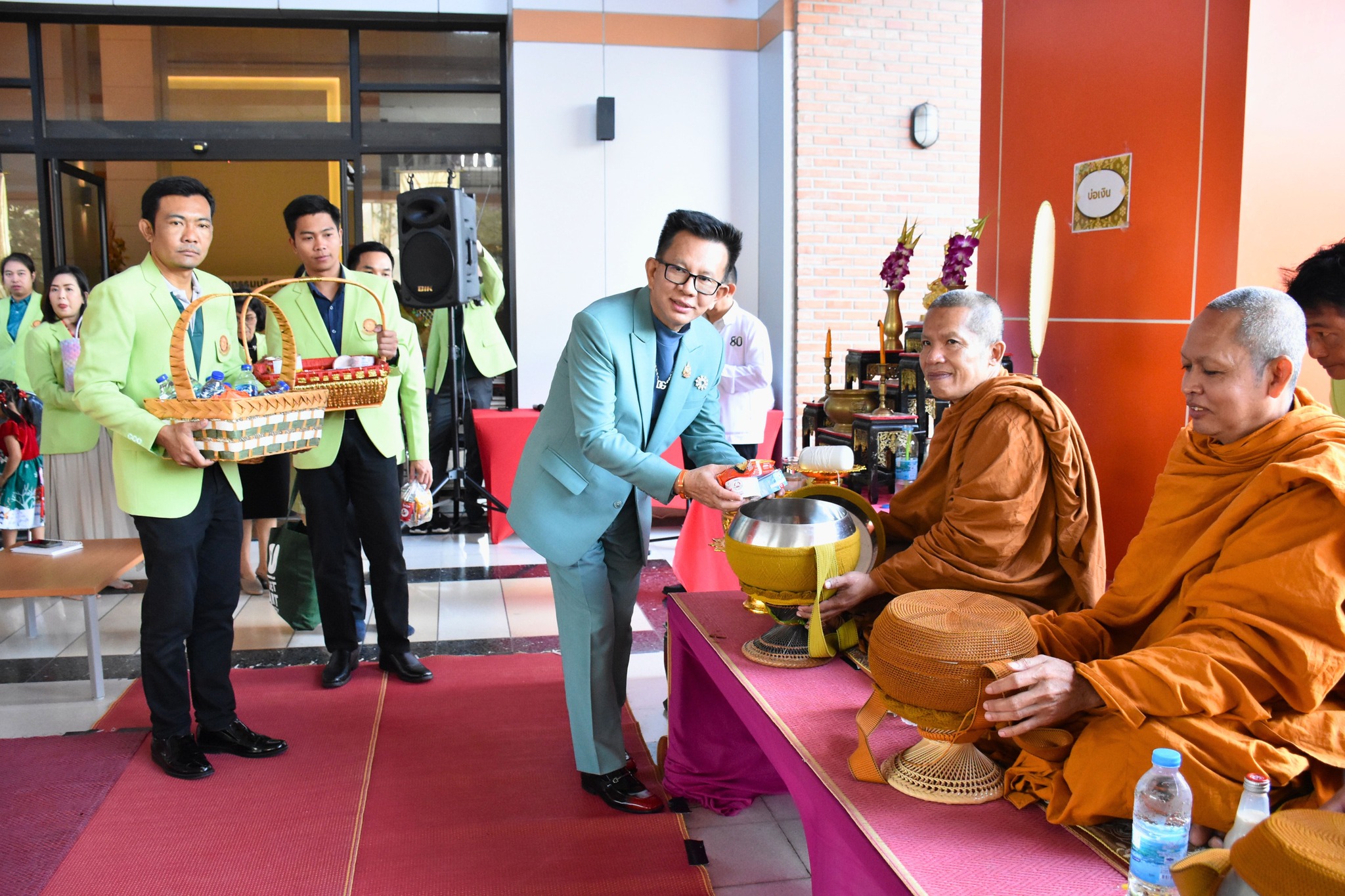 รองศาสตราจารย์ ดร.อนามัย ดำเนตร ปฐมคณบดี และผู้ก่อตั้งคณะอุตสาหกรรมบริการ เป็นประธานทำบุญพระสงฆ์ 9 รูป พร้อมด้วยผู้บริหาร ผู้ทรงคุณวุฒิ อาจารย์และบุคลากร คณะอุตสาหกรรมบริการ