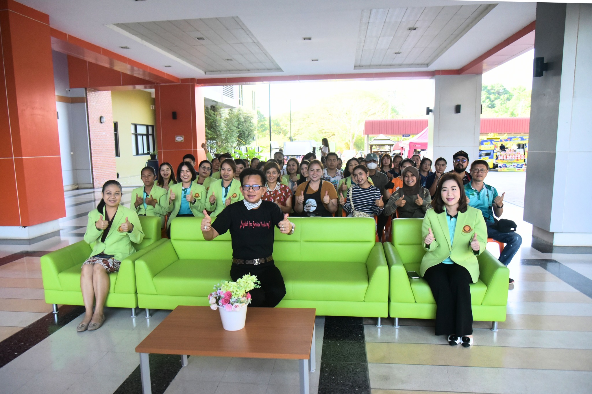 พิธีเปิดเทศกาล Hi Food Trucks Bakeries Coffee Cafes & Handmade Products