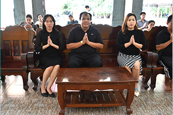รองศาสตราจารย์ ดร.อนามัย ดำเนตร ปฐมคณบดีและผู้ก่อตั้งคณะอุตสาหกรรมบริการ มอบหมายให้ผู้บริหาร คณะอุตสาหกรรมบริการ ร่วมเป็นประธานในพิธีฌาปนกิจศพ คุณป้าศิริพร จงมีสุข