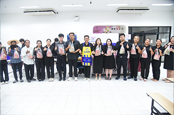 คณบดีคณะอุตสาหกรรมบริการ สาธิตการชงเครื่องดื่ม เพื่อเตรียมเปิดร้านเครื่องดื่มใหม่ภายใต้ชื่อ “ชาชักแม่แอนดี้ปากชมพู”