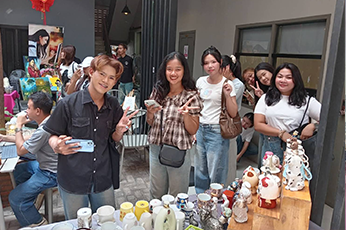 นิสิตอุตสาหกรรมการท่องเที่ยวและบริการ คณะอุตสาหกรรมบริการ บุกนครหลวงเวียงจันทน์ ศึกษาดูงานเทศกาลระดับอินเตอร์ 