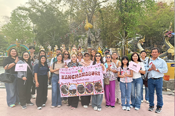 นิสิตหลักสูตรศิลปศาสตรบัณฑิต สาขาวิชาการท่องเที่ยวและนันทนาการ ยกทัพจัดทัวร์จำลอง ‘มารักกาญจน์ทัวร์’ บุกกาญจนบุรี เสริมทักษะการจัดการท่องเที่ยวเชิงสร้างสรรค์