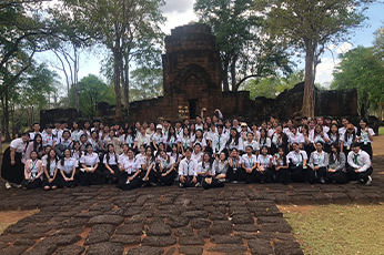 นิสิตหลักสูตรศิลปศาสตรบัณฑิต สาขาการสร้างสรรค์การบริการเพื่อธุรกิจการท่องเที่ยว ลงพื้นที่ภาคตะวันตก ฝึกทักษะการจัดการท่องเที่ยวเชิงสร้างสรรค์ สัมผัสประสบการณ์จริงจากมัคคุเทศก์มืออาชีพ