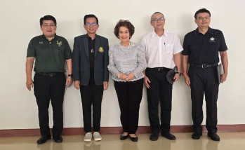 ปฐมคณบดีและผู้ก่อตั้งคณะอุตสาหกรรมบริการ ให้การต้อนรับ รองอธิการบดีฝ่ายการเงินและกิจกรรมพิเศษ ในโครงการสัมมนา เรื่อง "ติดตามเร่งรัดการจัดซื้อจัดจ้างรายจ่ายงบลงทุนเงินงบประมาณแผ่นดินปีงบประมาณ พ.ศ. 2569