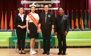 คณบดีคณะอุตสาหกรรมบริการ ถ่ายภาพร่วมกับนิสิตใหม่สาขาการจัดการธุรกิจการบิน (ABM) ดีกรีทูตวัฒนธรรม ในงาน “ผู้บริหารคณะอุตสาหกรรมบริการพบผู้ปกครอง ประจำปีการศึกษา 2569”