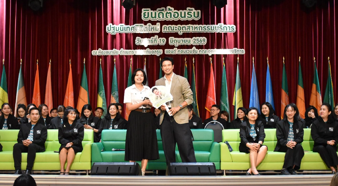 บรรยากาศสุดเอ็กซ์คลูซีฟ! “เกรท วรินทร” เปิดช่วง Q&amp;A ร่วมตอบคำถามและมอบของที่ระลึกสุดพิเศษให้แก่นิสิตใหม่อย่างใกล้ชิด