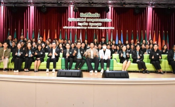 คณะผู้บริหารและคณาจารย์ ถ่ายภาพร่วมกับ “เกรท วรินทร” และนนทรีช่อใหม่ KU86 ในพิธีปฐมนิเทศนิสิตใหม่ ประจำปี 2569