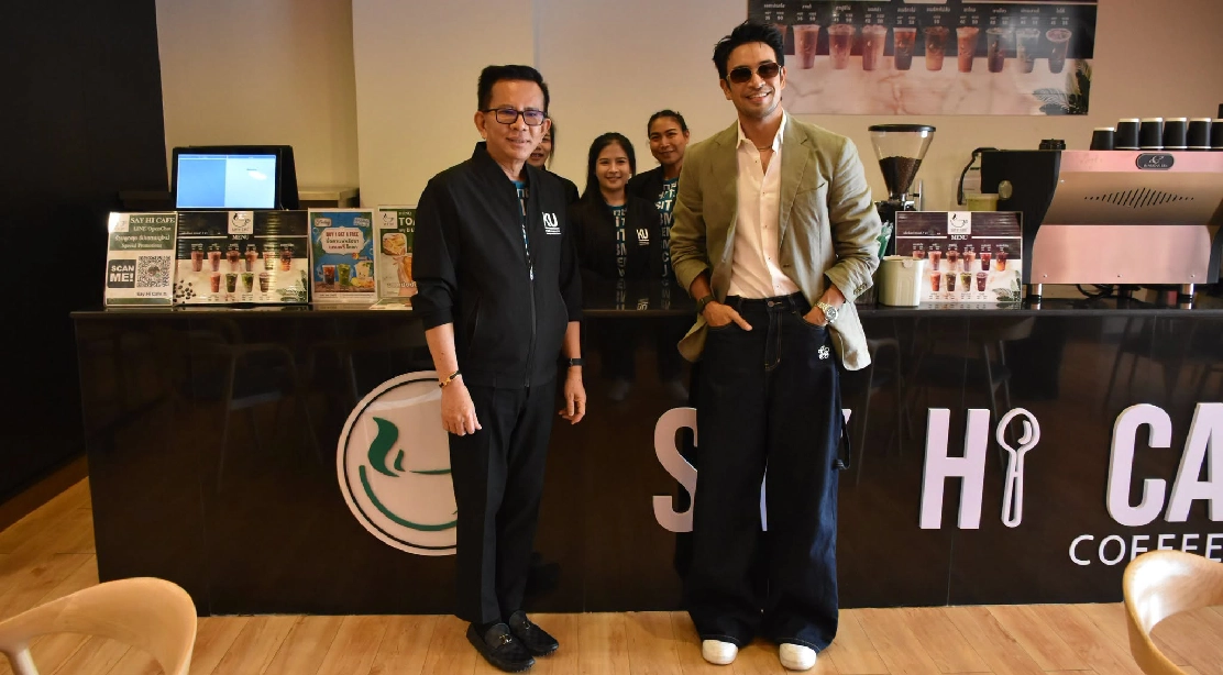 คุณเกรท วรินทร ปัญหกาญจน์ ได้เยี่ยมชมและถ่ายภาพ ณ Say HI Café  อาคารวุฒิชัย กปิลกาญจน์ คณะอุตสาหกรรม ในโอกาสโครงการ ปฐมนิเทศนิสิตใหม่ KU86 HI 5 อบน 15 ประจำปี2569