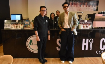 คุณเกรท วรินทร ปัญหกาญจน์ ได้เยี่ยมชมและถ่ายภาพ ณ Say HI Café  อาคารวุฒิชัย กปิลกาญจน์ คณะอุตสาหกรรม ในโอกาสโครงการ ปฐมนิเทศนิสิตใหม่ KU86 HI 5 อบน 15 ประจำปี2569