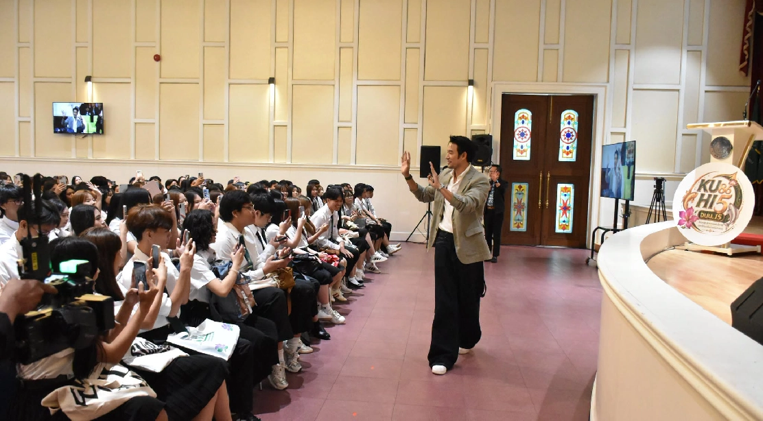 “เกรท วรินทร” ร่วมถ่ายภาพที่ระลึกกับคณะผู้บริหาร บุคลากร และนิสิตใหม่ หลังเสร็จสิ้นภารกิจบรรยายพิเศษในพิธีปฐมนิเทศนิสิตใหม่ ประจำปี 2569