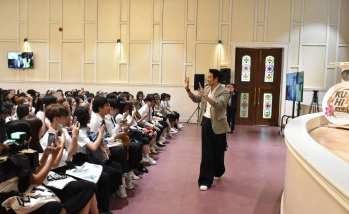 “เกรท วรินทร” ร่วมถ่ายภาพที่ระลึกกับคณะผู้บริหาร บุคลากร และนิสิตใหม่ หลังเสร็จสิ้นภารกิจบรรยายพิเศษในพิธีปฐมนิเทศนิสิตใหม่ ประจำปี 2569
