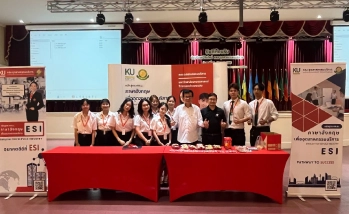 ปฐมคณบดีร่วมถ่ายภาพ ณ บูธประชาสัมพันธ์หลักสูตร ศศ.บ. สาขาวิชาภาษาอังกฤษเพื่ออุตสาหกรรมบริการ (ESI) ในงาน “Open House KU KPS 2026”