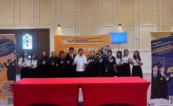 ปฐมคณบดีร่วมถ่ายภาพ ณ บูธประชาสัมพันธ์หลักสูตร บธ.บ. สาขาวิชาการจัดการธุรกิจบริการและอุตสาหกรรมไมซ์ (HBM) ในงาน “Open House KU KPS 2026”