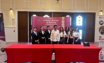 ปฐมคณบดีร่วมถ่ายภาพ ณ บูธประชาสัมพันธ์หลักสูตร ศศ.บ. สาขาวิชาการโรงแรม ภัตตาคาร และเรือสำราญ (HRCL) ในงาน “Open House KU KPS 2026”