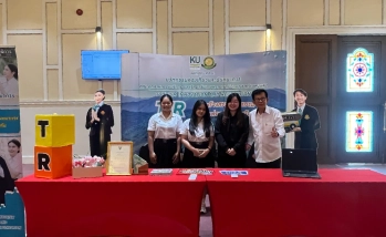 ปฐมคณบดีร่วมถ่ายภาพ ณ บูธประชาสัมพันธ์หลักสูตร ศศ.บ.สาขาวิชาการท่องเที่ยวและนันทนาการ (TR) ในงาน “Open House KU KPS 2026”