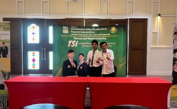 ปฐมคณบดีร่วมถ่ายภาพ ณ บูธประชาสัมพันธ์หลักสูตร ศศ.บ. สาขาอุตสาหกรรมการท่องเที่ยวและบริการ (TSI) ในงาน “Open House KU KPS 2026”