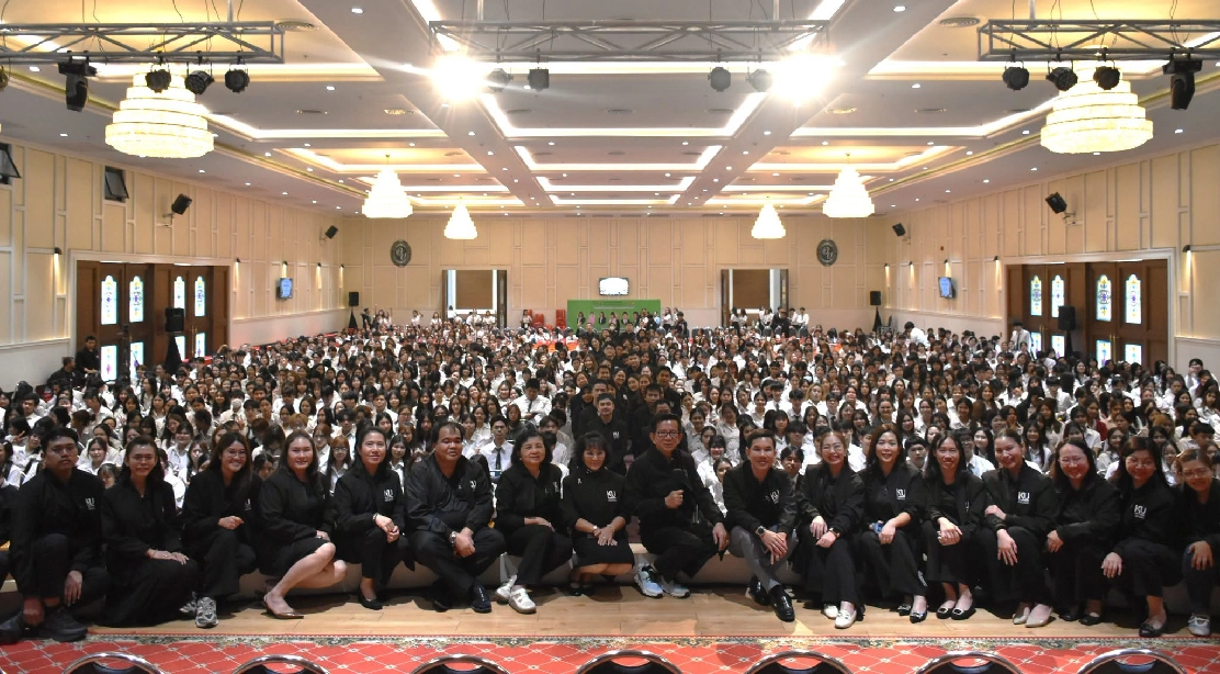 คณะผู้บริหารและคณาจารย์ ร่วมถ่ายภาพกับนิสิตชั้นปีที่ 1 ในโครงการ “อุตสาหกรรมบริการบูชาครู” ประจำปีการศึกษา 2569