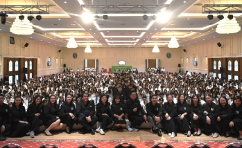 คณะผู้บริหารและคณาจารย์ ร่วมถ่ายภาพกับนิสิตชั้นปีที่ 1 ในโครงการ “อุตสาหกรรมบริการบูชาครู” ประจำปีการศึกษา 2569
