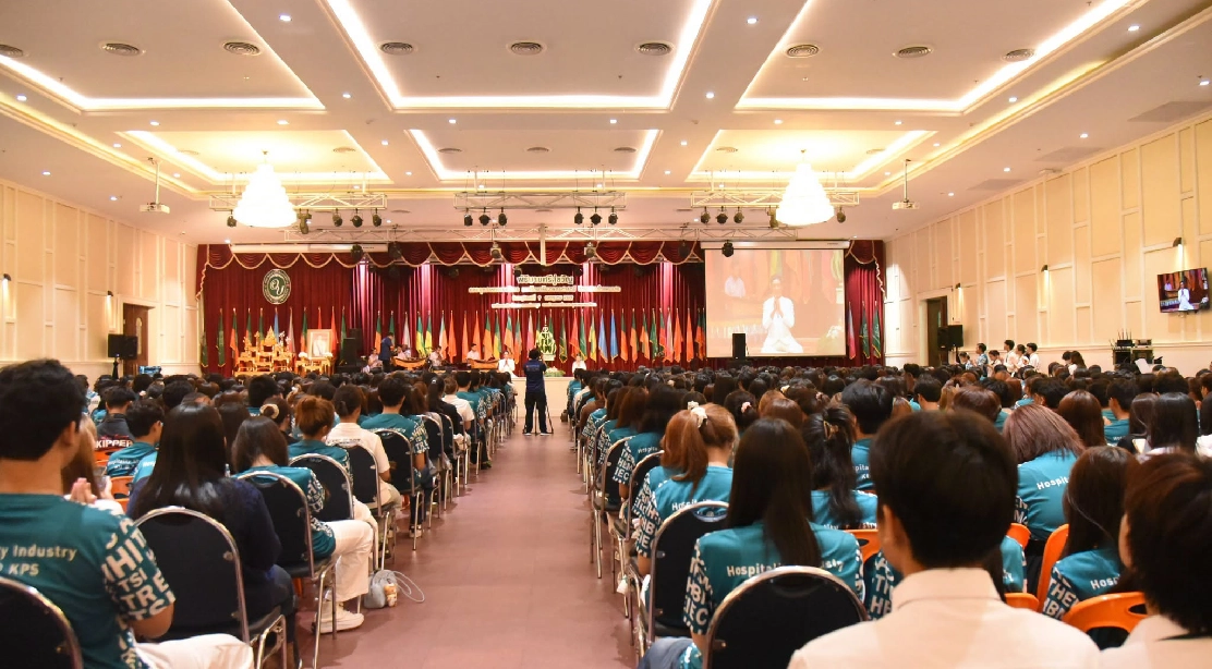 นิสิตใหม่ชั้นปีที่ 1 และรุ่นพี่ปี 2-4 คณะอุตสาหกรรมบริการ ร่วม “พิธีบายศรีสู่ขวัญ” นิสิตชั้นปีที่ 1 ประจำปีการศึกษา 2569 ต้อนรับสู่อ้อมกอดนนทรีอย่างอบอุ่น
