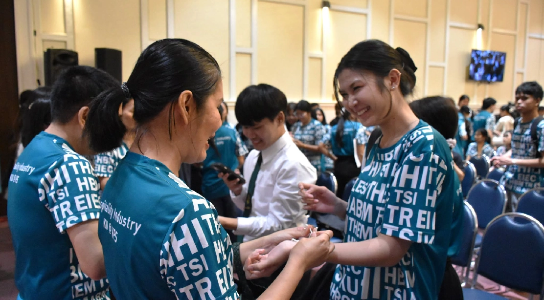 คณาจารย์และรุ่นพี่ร่วมผูกข้อมือเรียกขวัญ เสริมสิริมงคลแก่นิสิตใหม่ ใน “พิธีบายศรีสู่ขวัญ” ปีการศึกษา 2569 