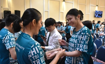 คณาจารย์และรุ่นพี่ร่วมผูกข้อมือเรียกขวัญ เสริมสิริมงคลแก่นิสิตใหม่ ใน “พิธีบายศรีสู่ขวัญ” ปีการศึกษา 2569 